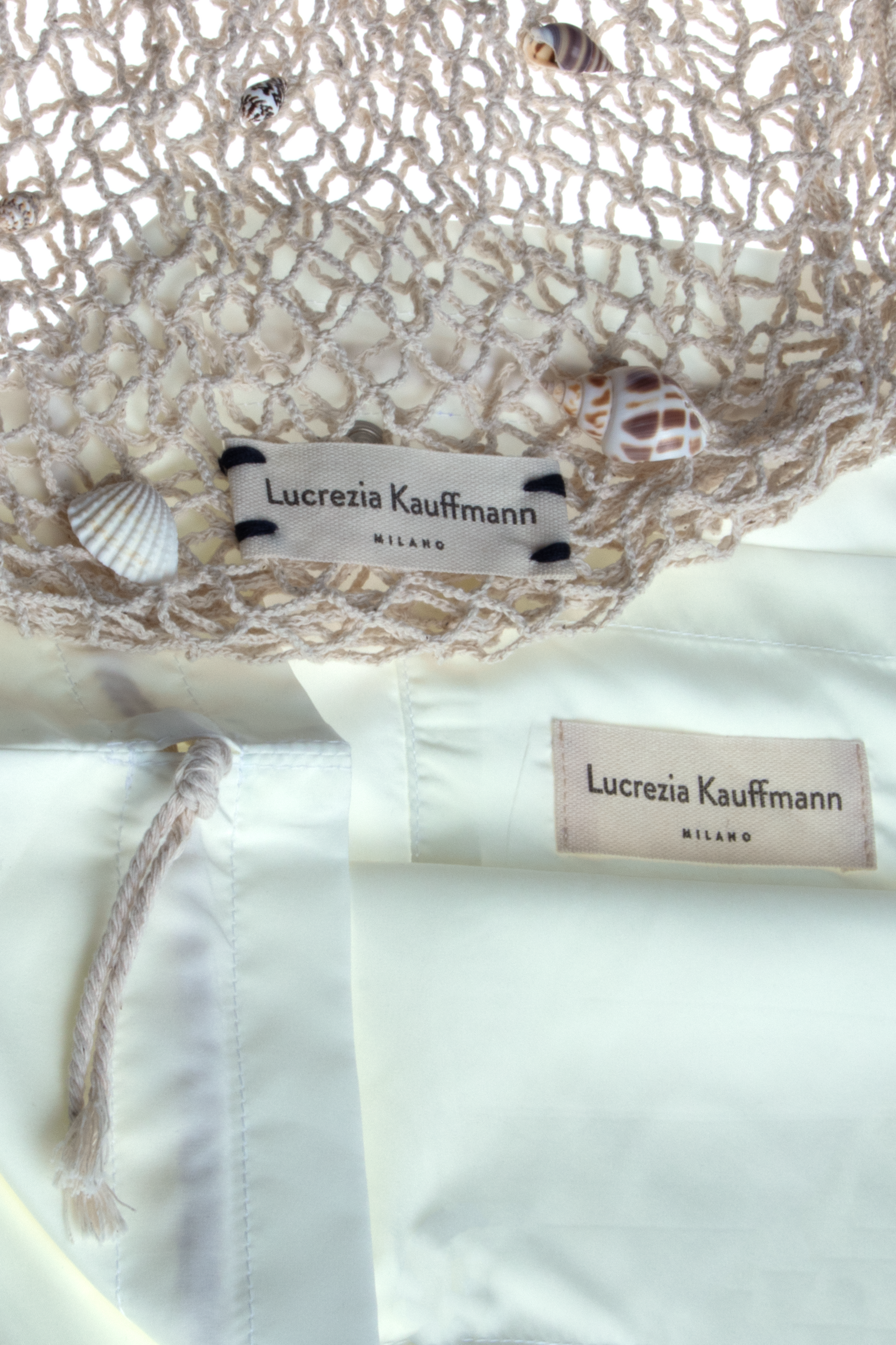 Dettaglio borsa a rete coconut milk mini con conchiglie applicate sulla rete e fodera avorio