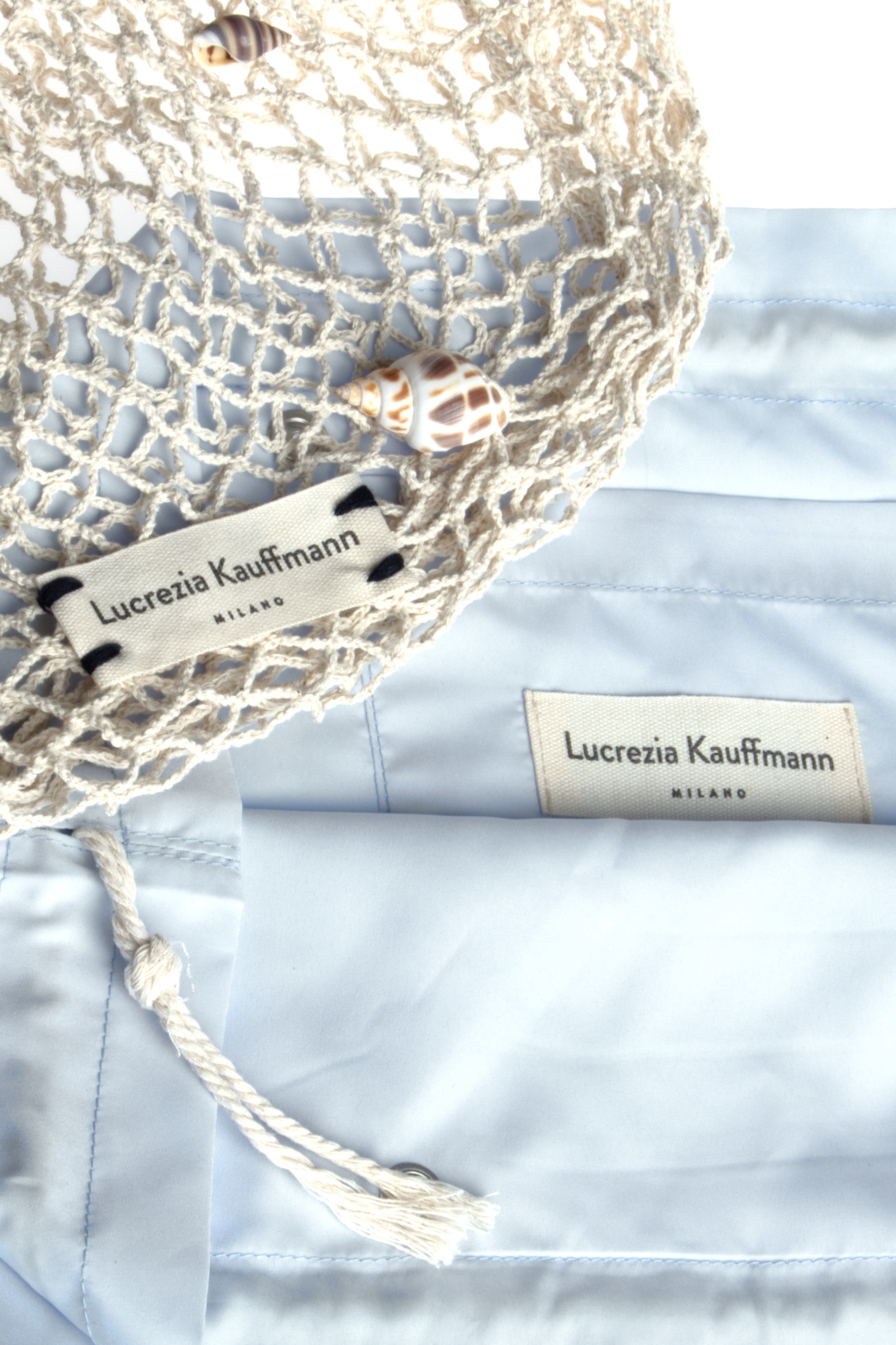 Dettaglio etichetta borsa a rete lucrezia kauffmann con fodera azzurra